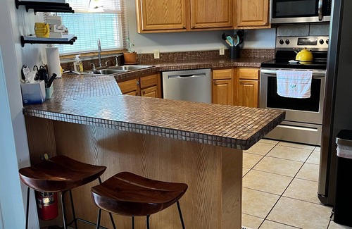 Scottsville Cabaña | Quaint Family Cottage-New Spa tub with LAKE View-1 mile to Bailey’s Point