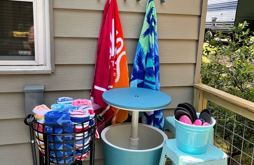 Scottsville Cabaña | Quaint Family Cottage-New Spa tub with LAKE View-1 mile to Bailey’s Point