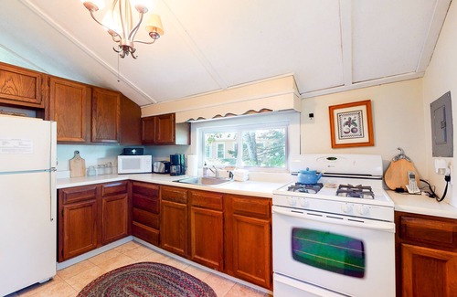 Poultney Cabaña | Quaint, friendly cottage with lakefront location & water views