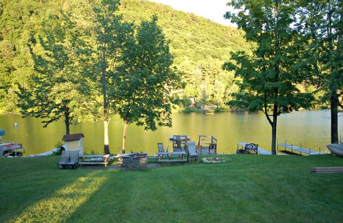 Poultney Cabaña | Quaint, friendly cottage with lakefront location & water views