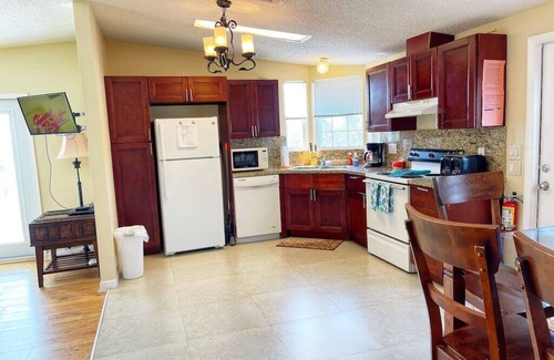 Marathon Cabaña | Quaint Glamping Cottage on Private Island, Sandy Beach with Freshwater Pool!