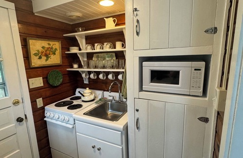 Kirksville Cabaña | Quaint Guest Cottage