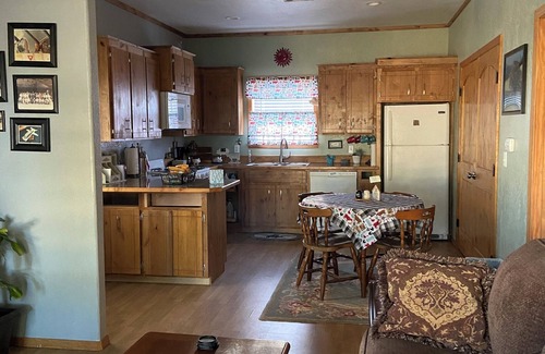 Clarita Casa | Quaint, handicap accessible house in serene Lehigh, classified as a ghost town.