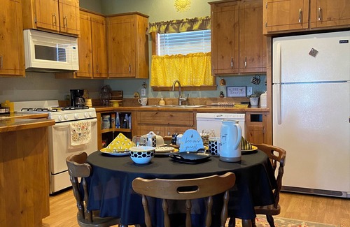 Clarita Casa | Quaint, handicap accessible house in serene Lehigh, classified as a ghost town.