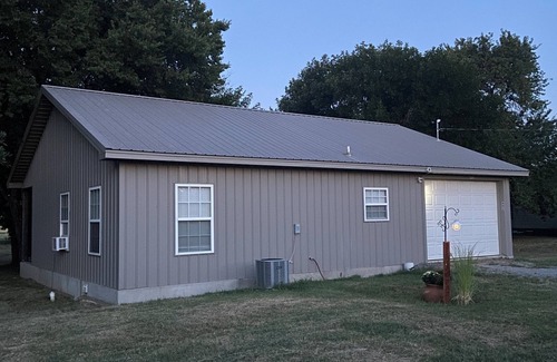 Clarita Casa | Quaint, handicap accessible house in serene Lehigh, classified as a ghost town.