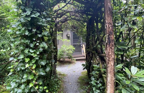 Lake Sequoyah Cabina | Quaint Highlands guest house cabin. Private and secluded.