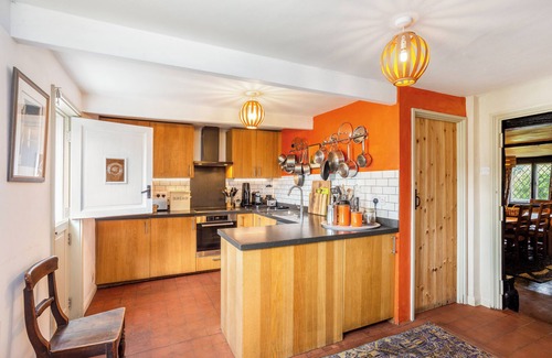 Wraysbury Cabaña | Quaint, Historic 400-Year-Old Tudor Cottage Near Windsor