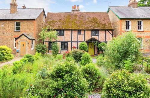 Wraysbury Cabaña | Quaint, Historic 400-Year-Old Tudor Cottage Near Windsor