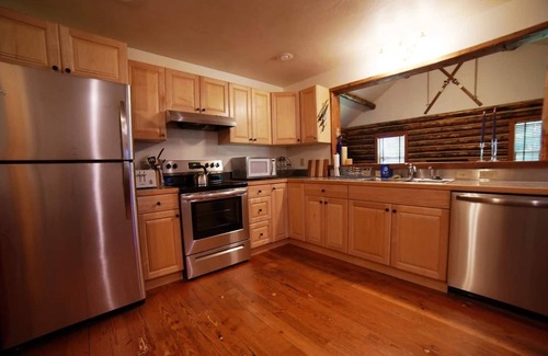 Victor Casa | Quaint Historic Log Cabin near Victor, Between Grand Targhee and Jackson