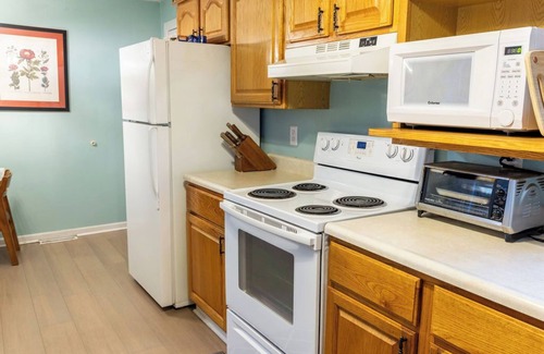 Summerlee Casa | Quaint home in Oak Hill, Conveniently Located.