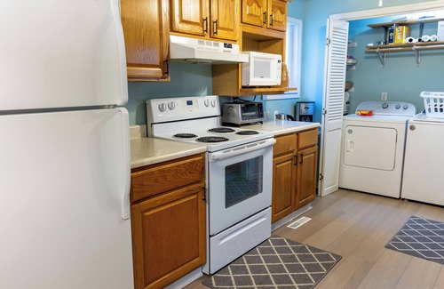 Summerlee Casa | Quaint home in Oak Hill, Conveniently Located.