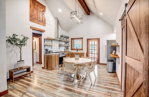 Marble Falls Casa | Quaint house with washer/dryer, central AC, patio, & spacious backyard