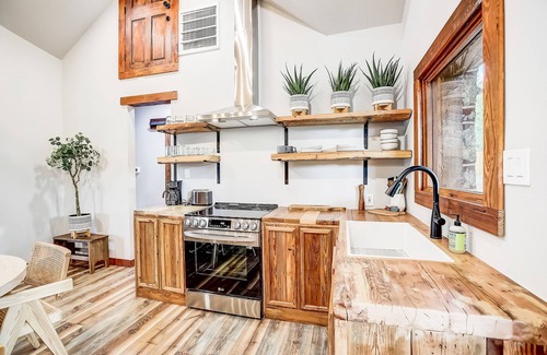 Marble Falls Casa | Quaint house with washer/dryer, central AC, patio, & spacious backyard