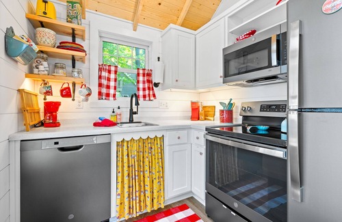 Sturgeon Bay Cabaña | Quaint lakefront cottage by Cave Point-Whitefish Dunes State Park-Door County