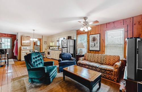 Poultney Cabaña | Quaint lakefront home with great views & full kitchen