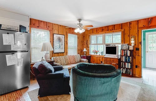 Poultney Cabaña | Quaint lakefront home with great views & full kitchen