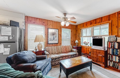 Poultney Cabaña | Quaint lakefront home with great views & full kitchen