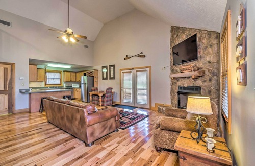 Hadley Cabina | Quaint 'Lakeside' Cabin w/ Pond & Fire Pit!