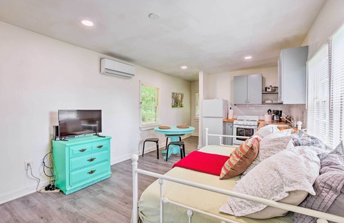 Leeds Apartamento | Quaint Leeds Studio w/ Yard ~ 18 Mi to Birmingham!