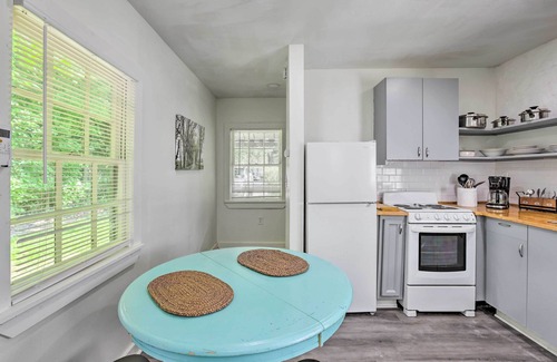 Leeds Apartamento | Quaint Leeds Studio w/ Yard ~ 18 Mi to Birmingham!