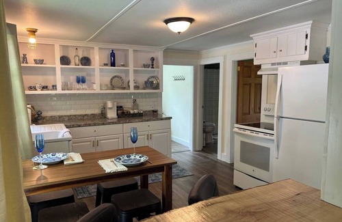 Oakland Casa | Quaint Little Cottage