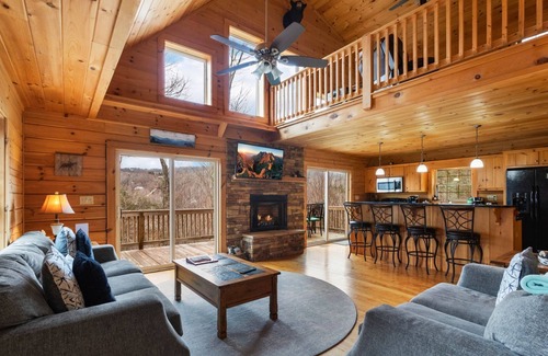 Elk Park Cabina | Quaint Log Cabin in Secluded Area
