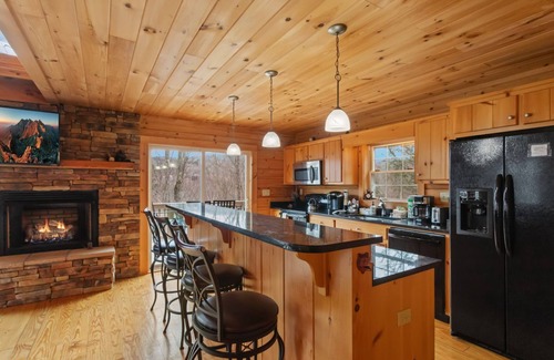 Elk Park Cabina | Quaint Log Cabin in Secluded Area