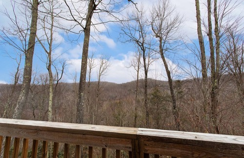 Elk Park Cabina | Quaint Log Cabin in Secluded Area
