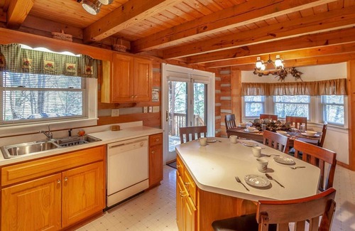 Foscoe Cabina | 2BR / 2BA Quaint Log Cabin en una ubicación increíble entre Boone y Banner Elk, cerca de pistas de esquí, chimenea de gas, cama King, mesa de futbolín, consola de juegos