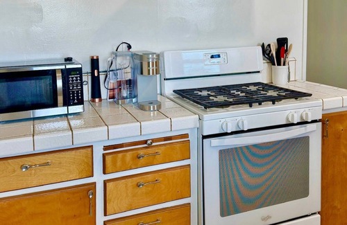 Ventura Casa | Quaint Mid-Century Cottage by the Coast