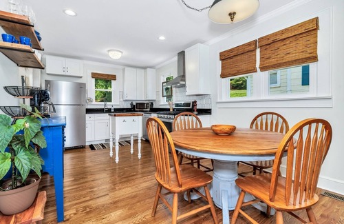 Marion Casa | Quaint Mill Cottage in Marion
