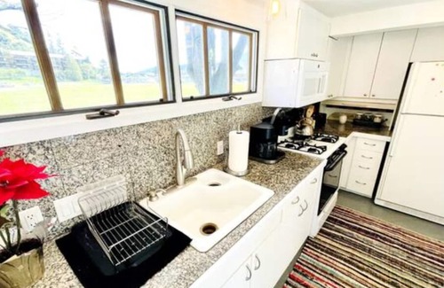 San Anselmo Cabaña | Quaint Parkside, Trailside, Walk-to-town Cottage