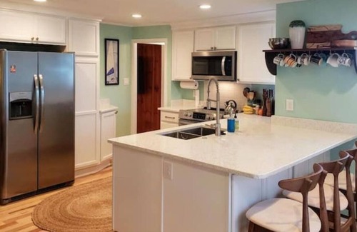 Morehead City Cabaña | Quaint renovated 40's Beaufort Cottage on Ann St - Dog Friendly!
