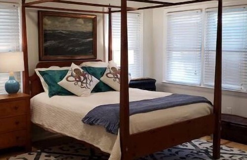 Morehead City Cabaña | Quaint renovated 40's Beaufort Cottage on Ann St - Dog Friendly!