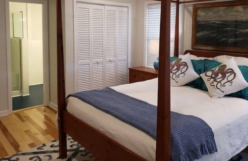 Morehead City Cabaña | Quaint renovated 40's Beaufort Cottage on Ann St - Dog Friendly!
