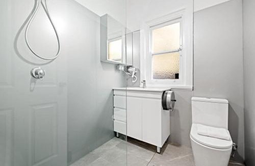 Maroubra South Casa | Quaint Retreat - 6BR - Free Parking - Centrally Located