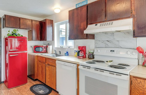 Rockaway Beach Apartamento | Quaint Rockaway Beach Gem: Walk to Shore!