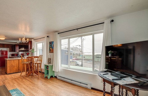 Rockaway Beach Apartamento | Quaint Rockaway Beach Gem: Walk to Shore!