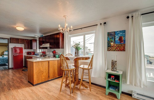 Rockaway Beach Apartamento | Quaint Rockaway Beach Gem: Walk to Shore!