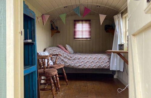 Pontesbury Cabina | Quaint Shepherds Hut with a beautiful view.
