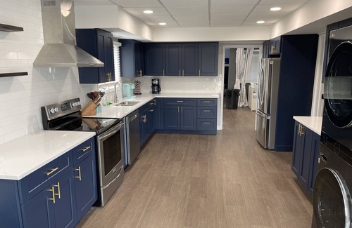 Williams Bay Casa | Quaint Sleep 8 In Downtown Walk to Lake Pets OK
