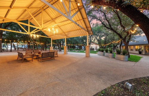Crawford Casa | Queen Suite #10 Garden View@ Gathering Oaks Retreat