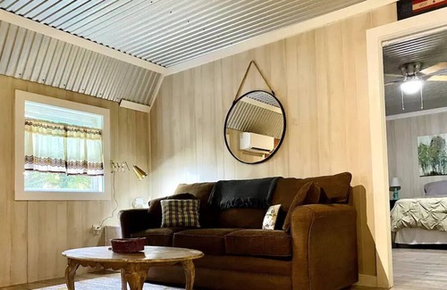 Conway Cabina | Quaint Tiny Cabin on The Farm