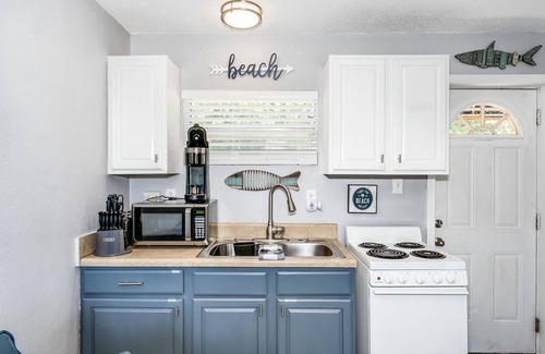 Ono Island Cabaña | Quaint Tiny Home by the Bay - Boat Launch 1 Street Over