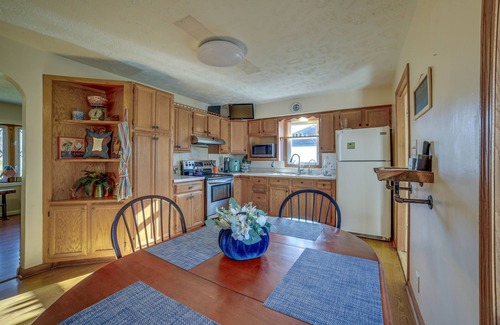 Poland Casa | Quaint Youngstown Home ~ 2 Mi to Boardman Park!