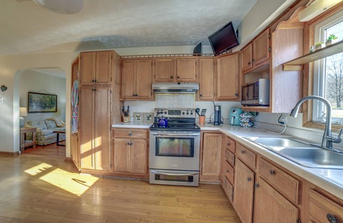 Poland Casa | Quaint Youngstown Home ~ 2 Mi to Boardman Park!