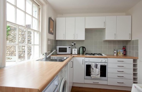 Arundel Casa | Quaker Cottage in historic Arundel