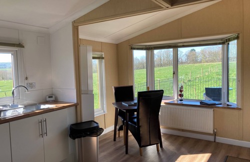 Hurst Green Cabina | Quakerfield Lodge, with private hot tub Fabulous views, dogs welcome