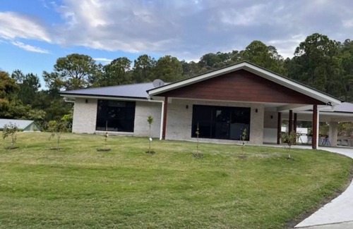 Maudsland Casa | Quality acreage home just 5 minutes to the theme parks and easy access to the M1
