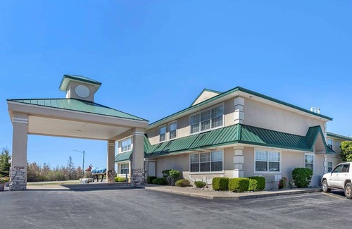 Manistique Hotel | Quality Inn & Suites